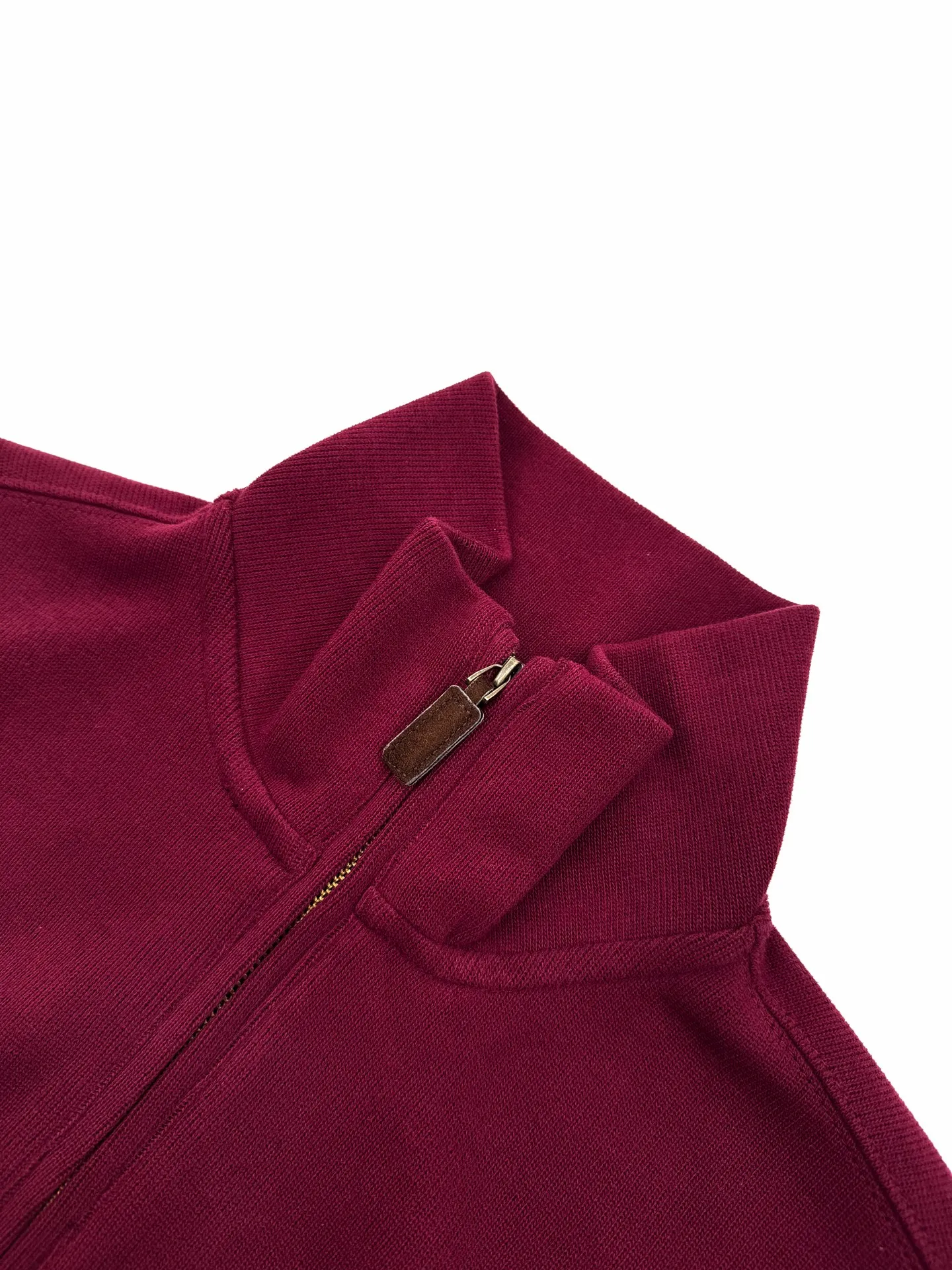 P330 Ralph Lauren gold embroidered turtleneck sweatshirt. Customized elegant fine cotton velvet material. Soft and silky, comfortable and skin-friendly. It is based on low-saturated brown-red and incorporates a hint of purple mystery. The exquisite colorful pony logo jumps into burgundy. It has its own focus and is highly recognizable. Simple and smooth lines outline the overall outline. The design of the half-zipper is sublimated. The leather tab of the zipper head is distressed and retains slight raw edges. It hides unintentional beauty in the name of design. Create a new fashionable realm for sweatshirts. Process 1: Adopt imported machine embroidery technology. Use advanced computer control systems and precision mechanical components to realize pony mark embroidery operations with high precision and smooth and delicate lines. Process 2: The fabrics are washed and have a better hand feel. Not easy to deform, not easy to shrink, not easy to fade, and maintain long-term beauty. Accessories: Customized 1:1 Ralph Lauren zipper. Customized 1:1 Ralph Lauren trademark. Version: Fitted version. Size: S M L XL model number: BB759